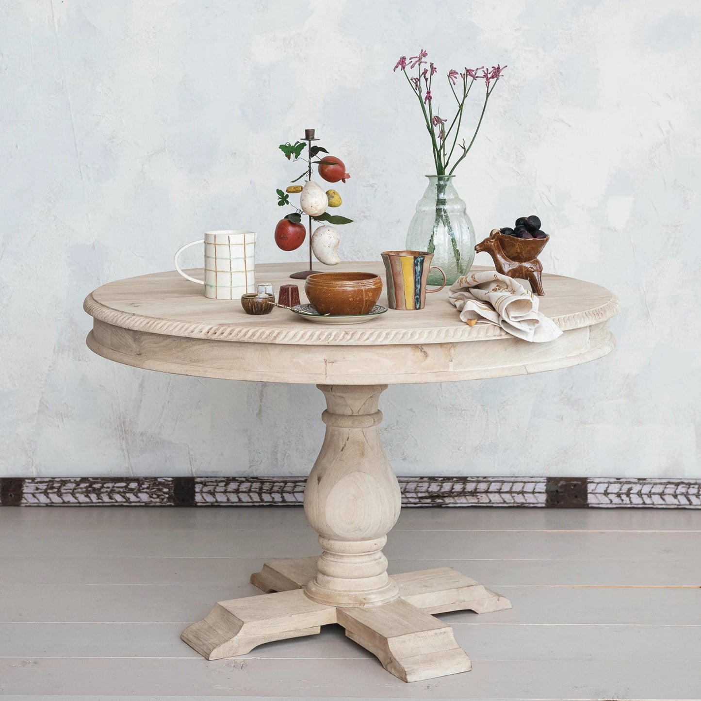 Villa 47" Round Table