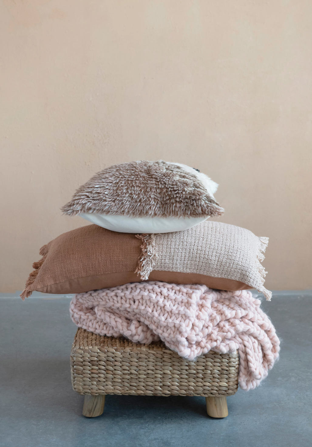 Fringe clearance lumbar pillow